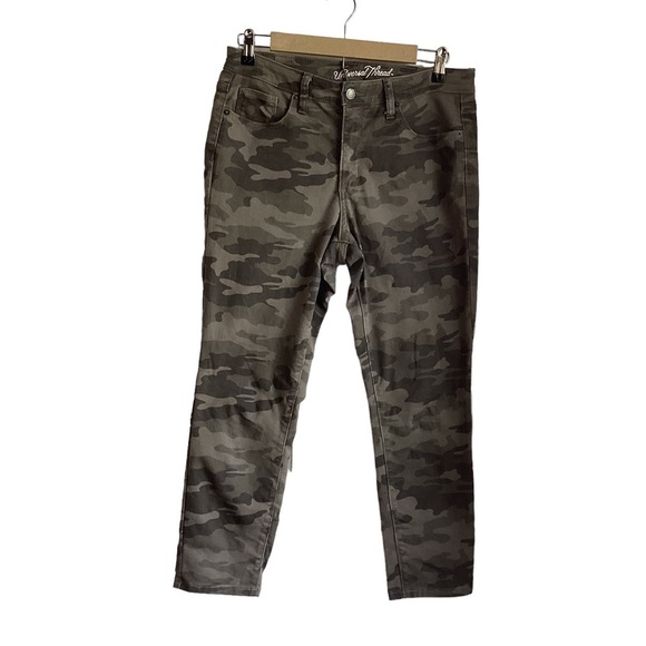 Universal Thread Pants - Universal Thread Women’s Camo Jeans.  Size 8